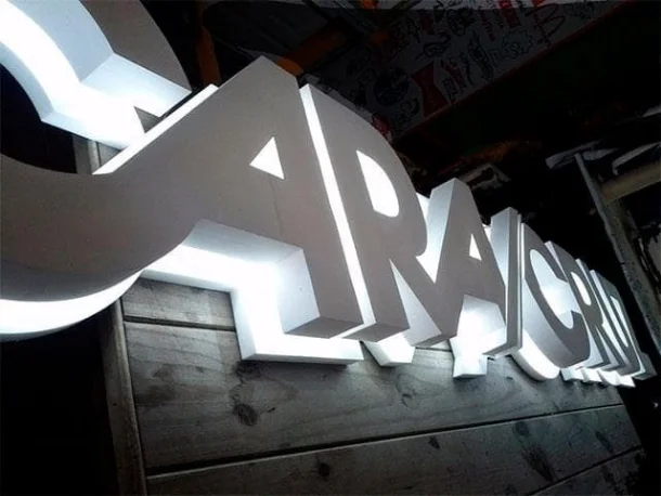 Letras corpóreas retroiluminadas